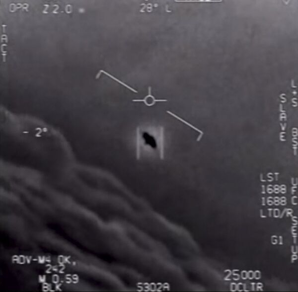 Скриншот видео с НЛО, снятого пилотами ВМС США и предоставленного Министерством обороны 26 апреля 2020 года - Sputnik Казахстан