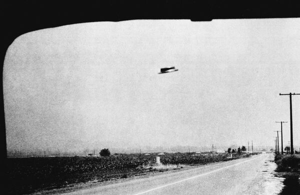 Одна из фотографий предполагаемого НЛО, сделанных Рексом Хефлином 3 августа 1965 года недалеко от Санта-Ана, Калифорния - Sputnik Казахстан