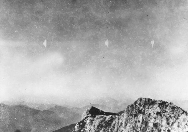 Летающие объекты, которые видел фотограф Эрих Кайзер во время спуска с горы Райхенштайн в Австрии 3 августа 1954 года - Sputnik Қазақстан