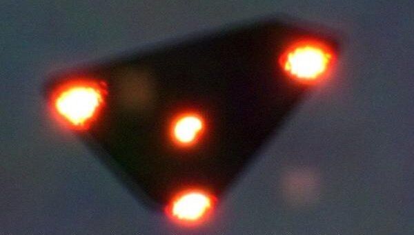 Летающий треугольник, который якобы был сфотографирован во время «Бельгийской волны НЛО» 15 июня 1990 года над Валлонией, Бельгия - Sputnik Қазақстан