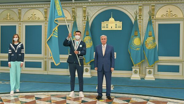 Токаев вручил флаг Казахстана спортсменам Ольге Рыпаковой и Камшыбеку Кункабаеву - Sputnik Казахстан