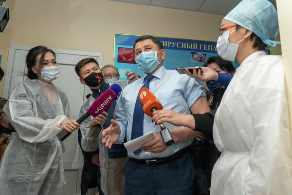 Казахстанские журналисты задают главному санврачу Алматы Жандарбека Бекшина острые вопросы о ситуации с коронавирусом - Sputnik Казахстан