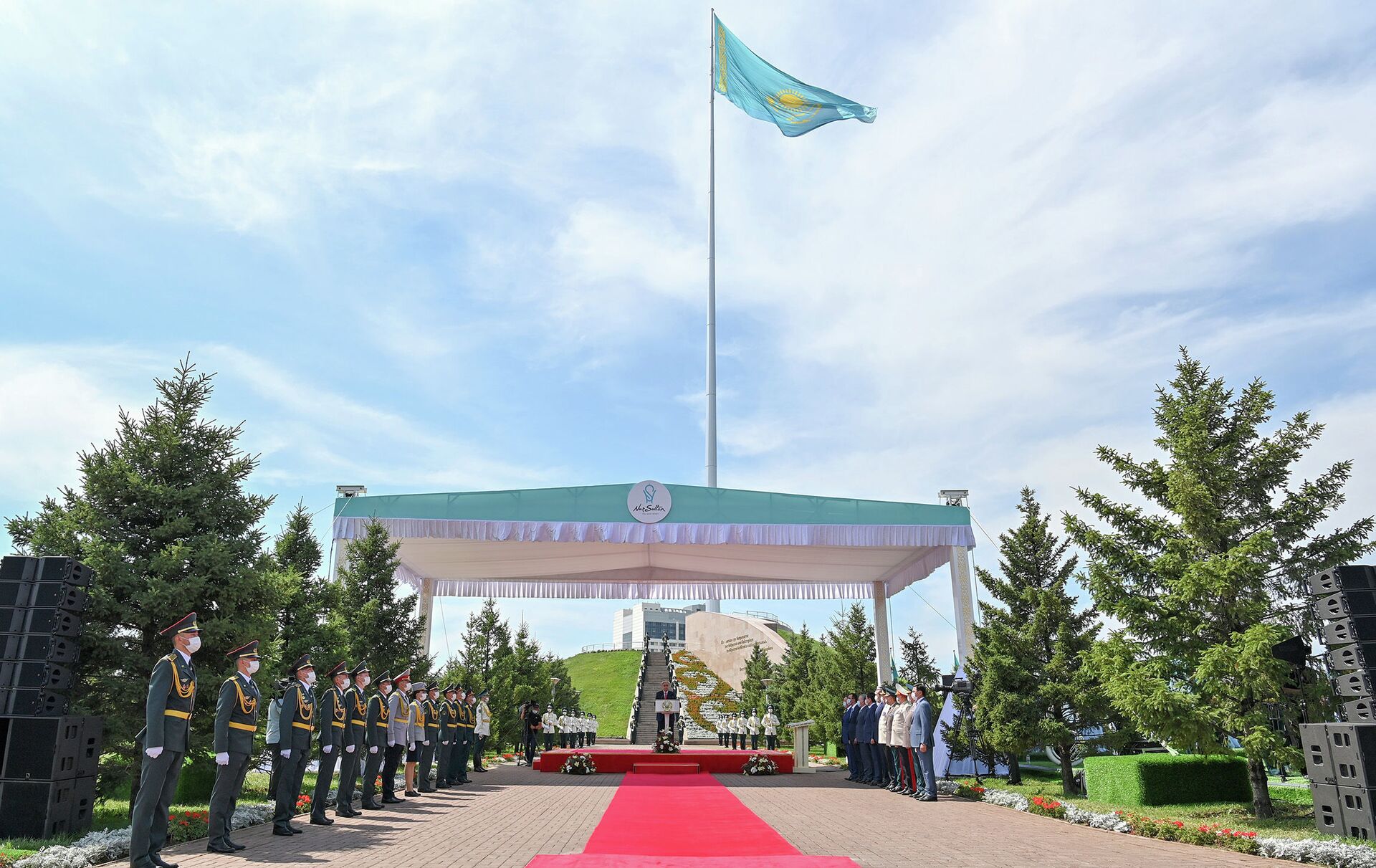 Токаев принял участие в церемонии поднятия флага Казахстана - фото - Sputnik Казахстан, 1920, 03.07.2021
