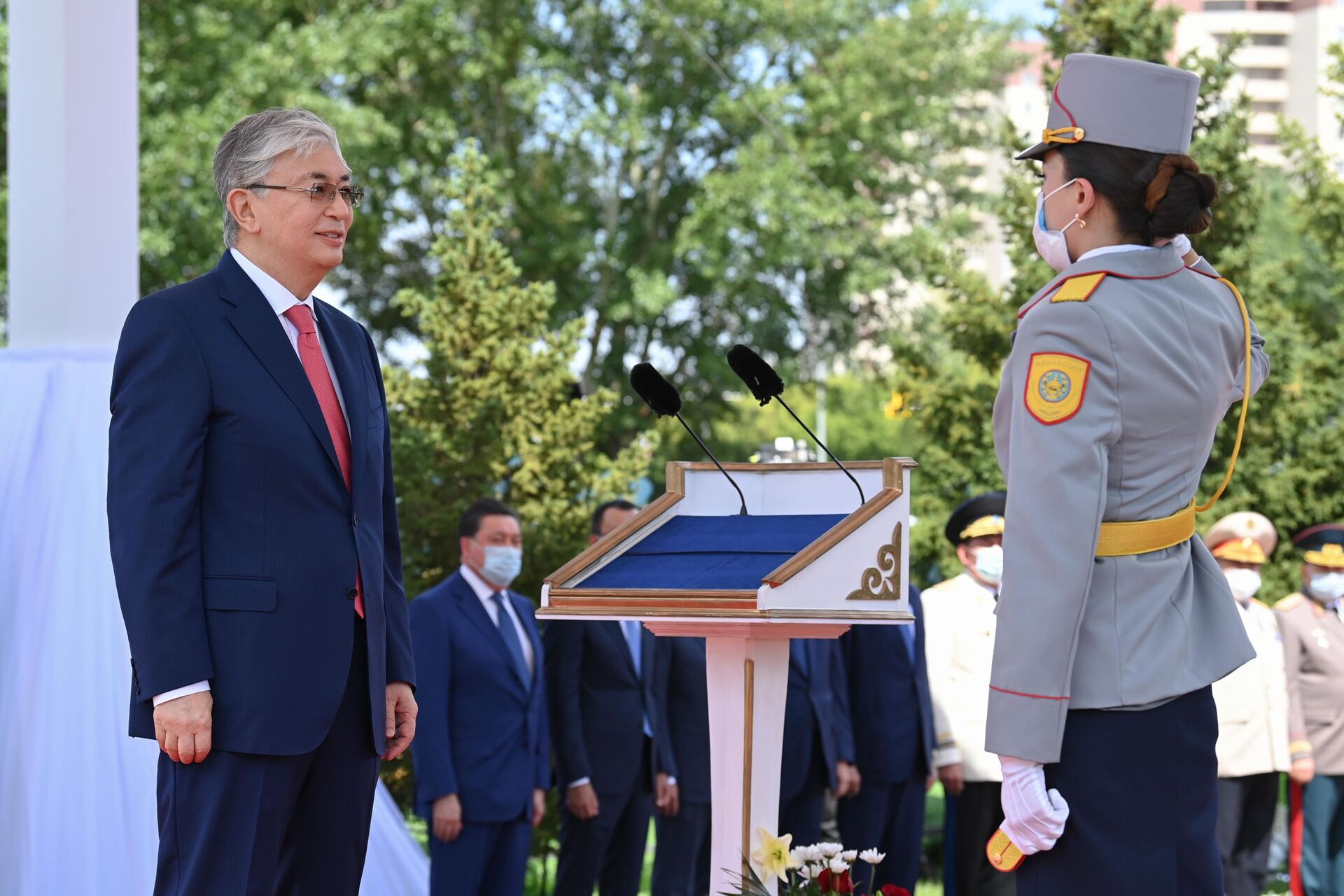 Токаев принял участие в церемонии поднятия флага Казахстана - фото - Sputnik Казахстан, 1920, 03.07.2021
