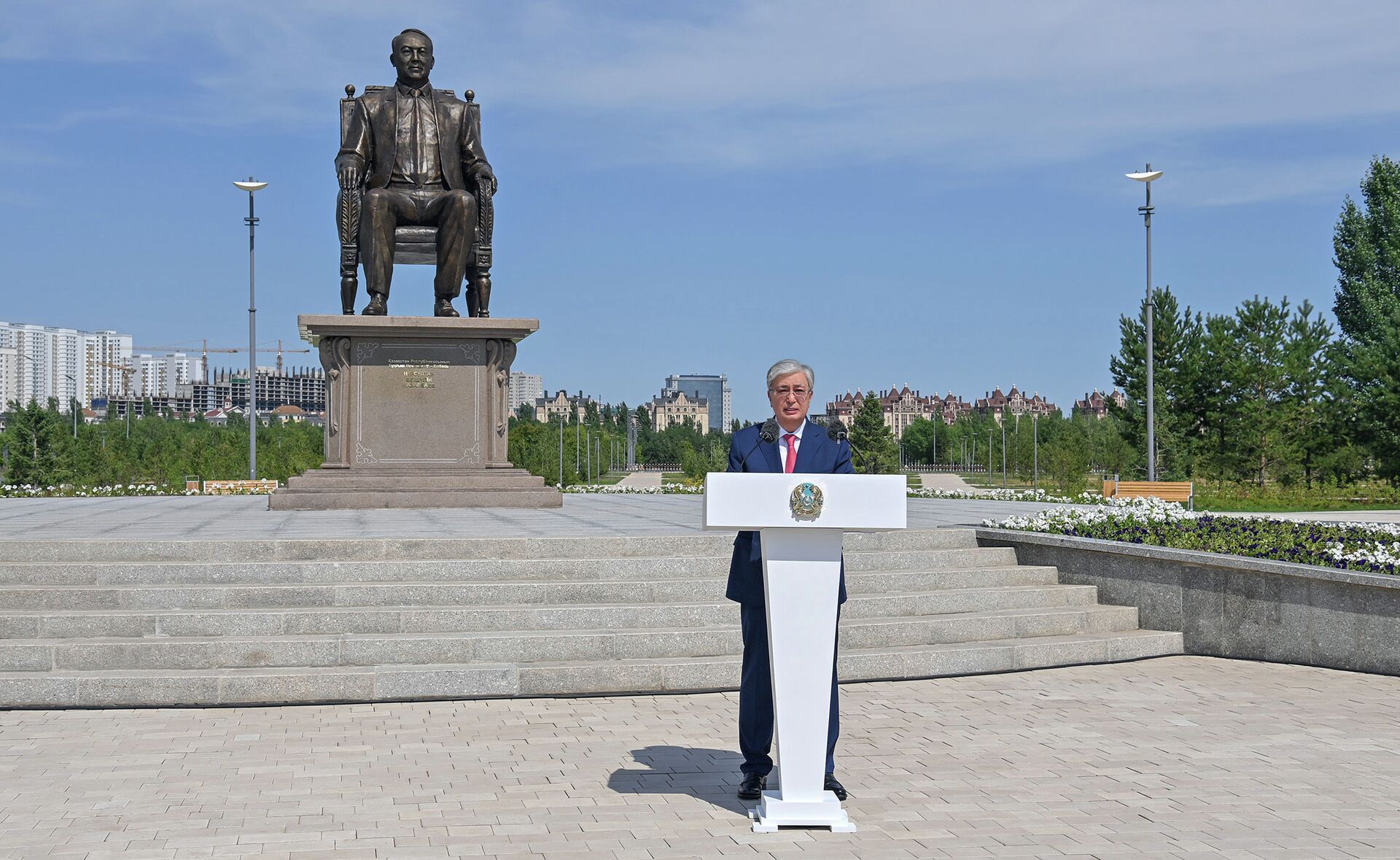 Токаев принял участие в открытии памятника Назарбаеву - фото - Sputnik Казахстан, 1920, 03.07.2021