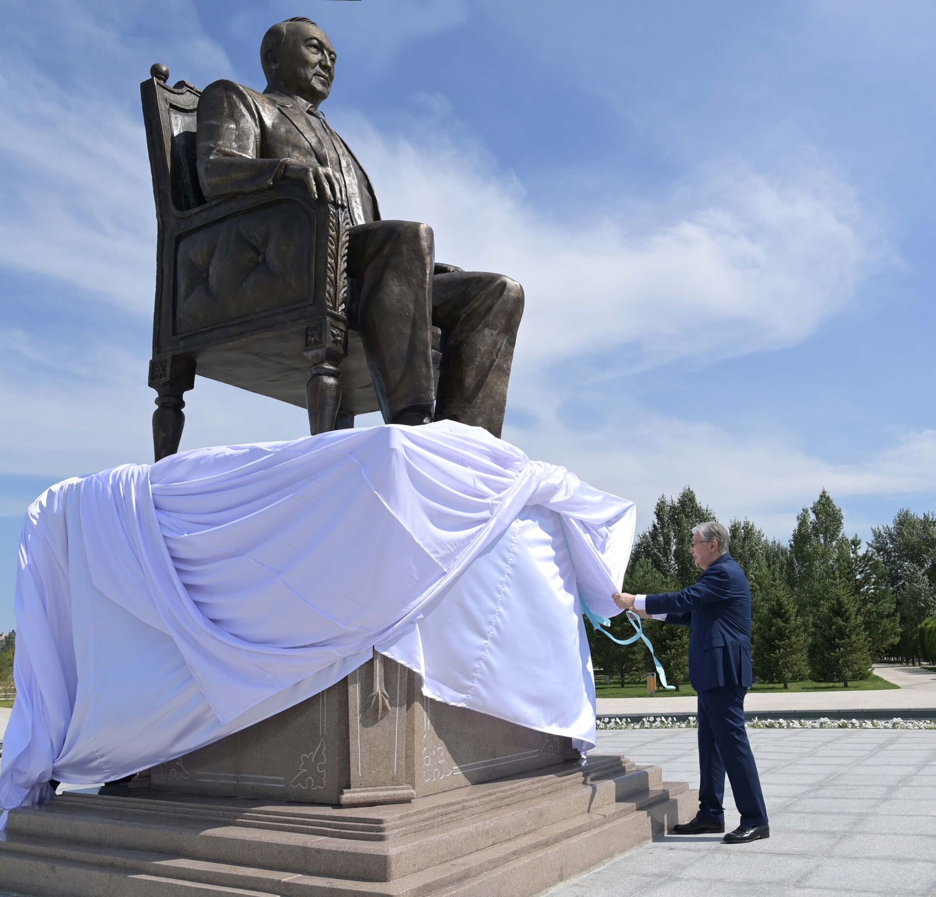 Токаев принял участие в открытии памятника Назарбаеву - фото - Sputnik Казахстан, 1920, 03.07.2021