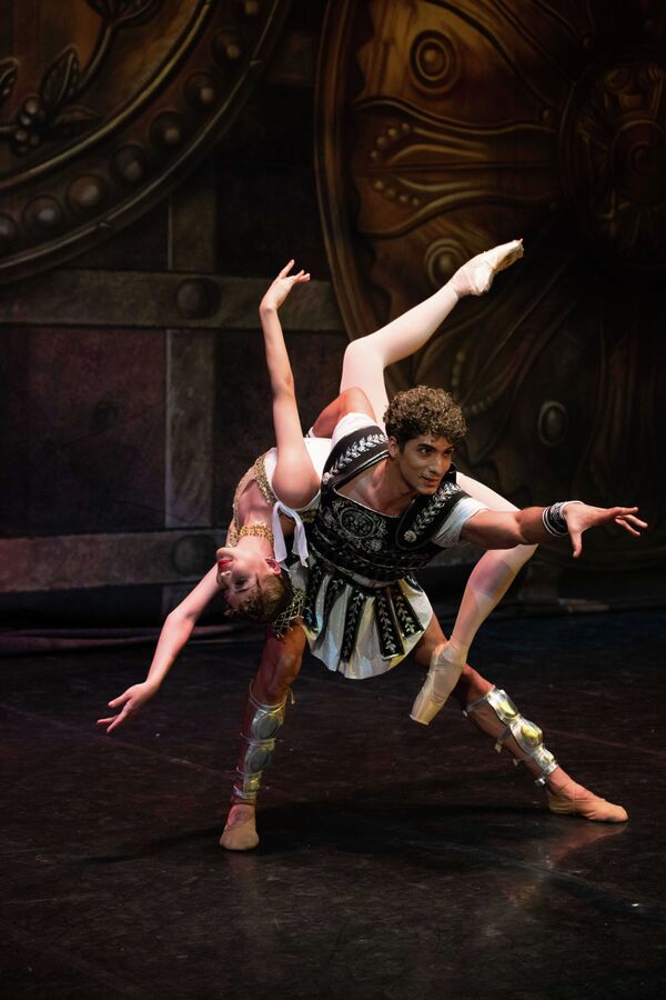 Спартак считается мужским балетом, но несмотря на свою брутальность многие сцены полны редкой по красоте лирики - Sputnik Қазақстан