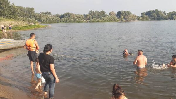 Спасательная операция на реке в Павлодаре - Sputnik Казахстан