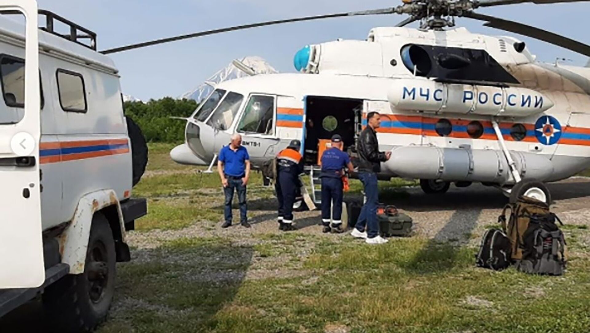 Сотрудники спасательной службы МЧС РФ, доставленные на вертолёте Ми-8МТВ-1 на поиски самолёта Ан-26 - Sputnik Казахстан, 1920, 07.07.2021