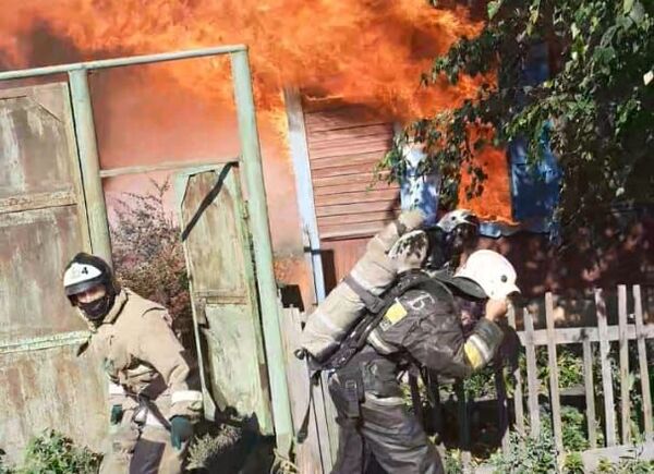 Дом с людьми загорелся в пос. Рабочий близ Петропавловска - Sputnik Казахстан