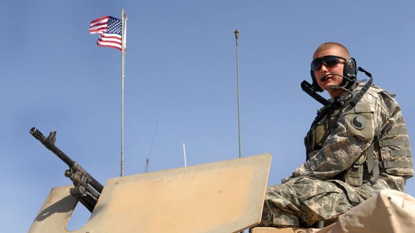 5 марта 2007 г., американский солдат во время патрулирования Международных сил содействия безопасности (ISAF) под руководством НАТО в провинции Фарах в Афганистане. Война в Афганистане, начавшаяся после терактов 11 сентября, унесла жизни десятков тысяч афганцев и около 2400 американских солдат - Sputnik Казахстан