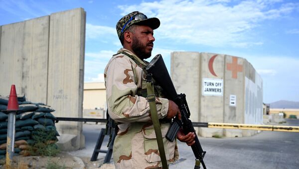Солдат Афганской национальной армии (АНА) стоит на страже у ворот госпиталя на американской авиабазе Баграм после ухода всех войск США и НАТО, примерно в 70 км к северу от Кабула, 5 июля 2021 года - Sputnik Казахстан
