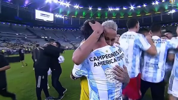 Неймар и Месси обнялись после матча Бразилия - Аргентина - Sputnik Қазақстан