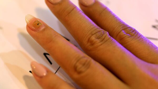 Процесс вживления микрочипа с личными данными в ноготь клиентки салона красоты Lanour Beauty Lounge в Дубае, ОАЭ - Sputnik Қазақстан