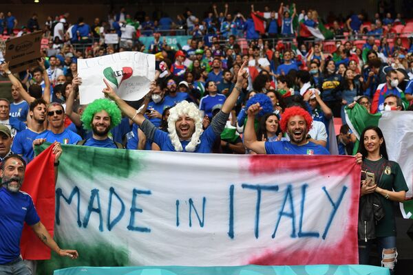 Итальянские болельщики приветствуют финальный матч Евро-202 - Sputnik Қазақстан