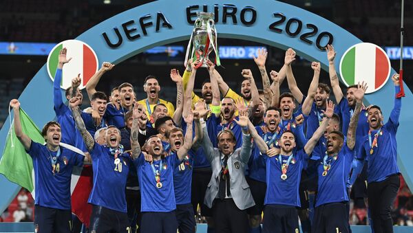 Сборная Италии празднует победу на пьедестале почета после победы в финале Евро-2020 - Sputnik Казахстан