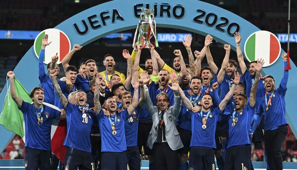 Сборная Италии празднует победу на пьедестале почета после победы в финале Евро-2020 - Sputnik Қазақстан