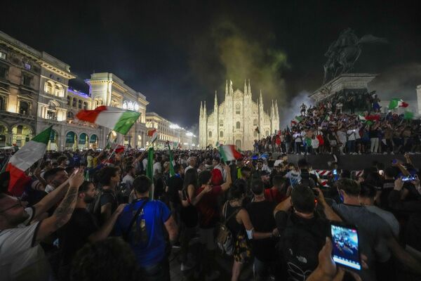 Итальянцы празднуют победу сборной на Евро-2020 - Sputnik Қазақстан