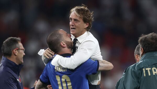 Роберто Манчини празднует с Леонардо Бонуччи после того, как Италия выиграла финальный матч чемпионата Европы по футболу 2020  - Sputnik Қазақстан