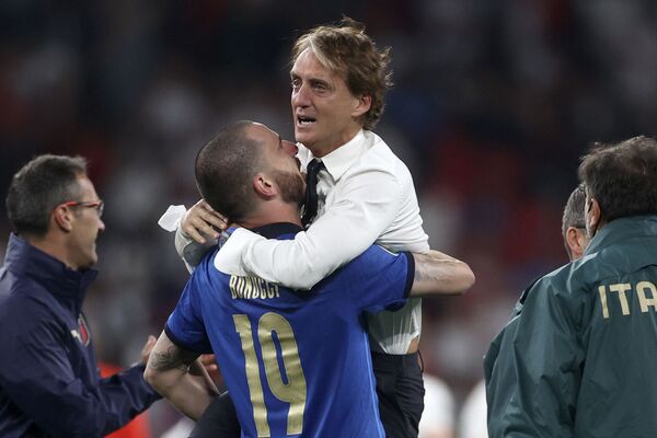 Роберто Манчини празднует с Леонардо Бонуччи после того, как Италия выиграла финальный матч чемпионата Европы по футболу 2020  - Sputnik Казахстан