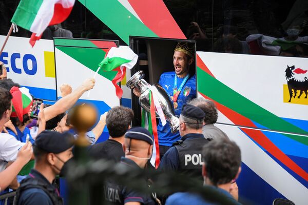 Игрок сборной Италии Джорджо Кьеллини с кубком выходит из автобуса у отеля Parco dei Principi после победы на Евро-2020 - Sputnik Қазақстан