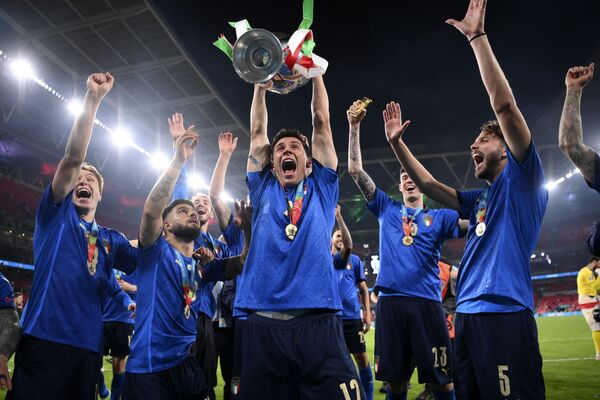 Итальянские игроки празднуют трофей после финального матча Евро-2020  - Sputnik Казахстан