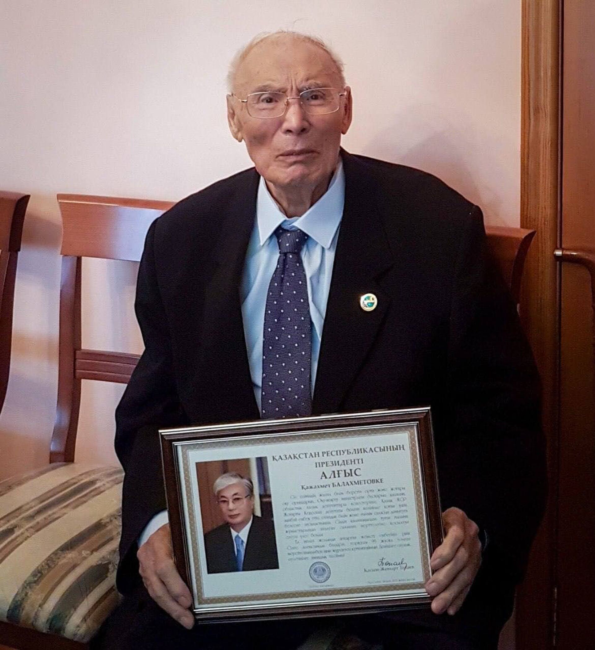 Токаев поздравил экс-министра образования с 95-летним юбилеем - Sputnik Казахстан, 1920, 13.07.2021