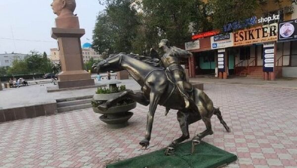 Мужчина забрался на памятник в Атырау и повалил его - Sputnik Казахстан