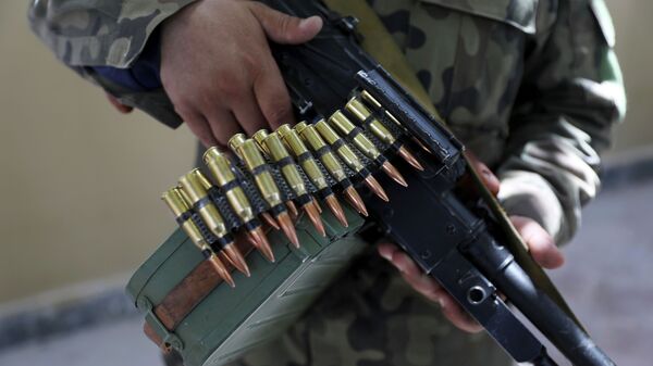 Автомат в руках афганского ополченца в Мазари-Шарифе - Sputnik Казахстан