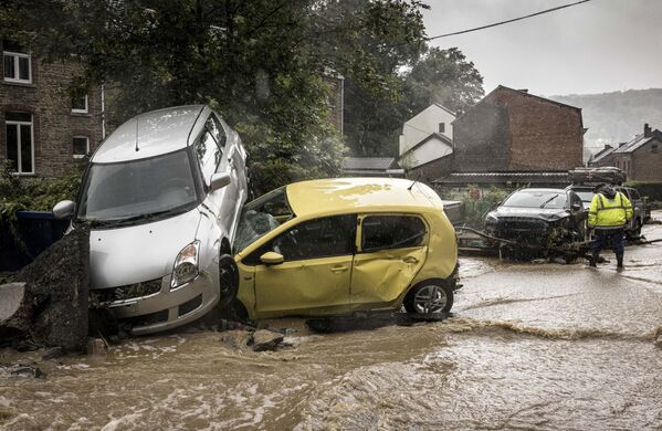 Поврежденные машины на затопленной улице в Мери, Бельгия - Sputnik Казахстан