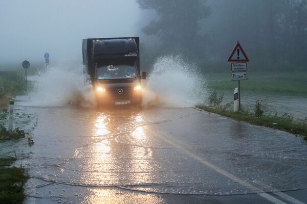 Автомобиль едет по дороге, пострадавшей от наводнения, Германия - Sputnik Қазақстан