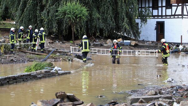 Пожарные работают в зоне, пострадавшей от наводнения после проливных дождей в Шульде, Германия , 15 июля 2021 года - Sputnik Казахстан