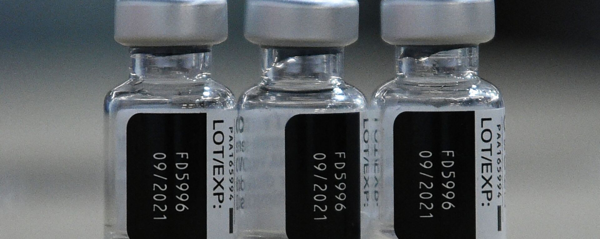 Использованные флаконы вакцины BioNtech Pfizer Covid-19, архивное фото - Sputnik Қазақстан, 1920, 07.04.2022