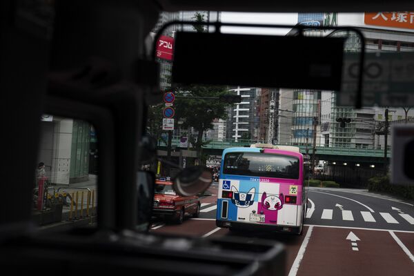 Автобус с изображением талисманов Олимпиады и Паралимпиады-2020 в Токио   - Sputnik Қазақстан