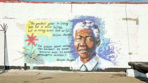 Граффити с высказываниями Нельсона Манделы на стенах колонии  - Sputnik Казахстан
