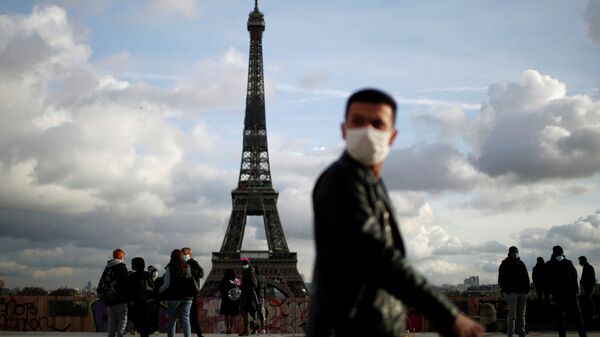 Мужчина в защитной маске гуляет по площади Трокадеро возле Эйфелевой башни в Париже на фоне вспышки коронавируса (COVID-19) во Франции - Sputnik Казахстан