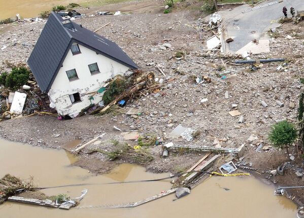 Общий вид зоны, пострадавшей от наводнения после проливных дождей в Шульде, Германия  - Sputnik Қазақстан
