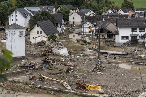 Последствия вызванного сильными дождями наводнения в западной Германии - Sputnik Қазақстан