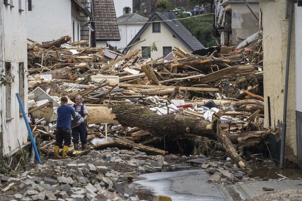 Обломки и завалы, образовавшиеся в результате наводнения в Шульде, западная Германия - Sputnik Қазақстан