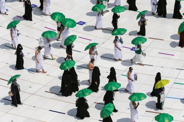 Мусульманские паломники совершают таваф вокруг Каабы в Большой мечети в городе Мекка, Саудовская Аравия - Sputnik Қазақстан