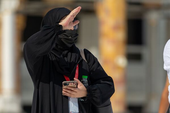 Женщина-паломница жестом исполняет таваф вокруг Каабы в Большой мечети, Саудовская Аравия - Sputnik Казахстан