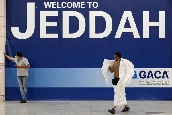 Мусульманский паломник в белой одежде прибывает в международный аэропорт имени короля Абдель Азиза в преддверии ежегодного паломничества хаджа в Джидде, Саудовская Аравия - Sputnik Казахстан