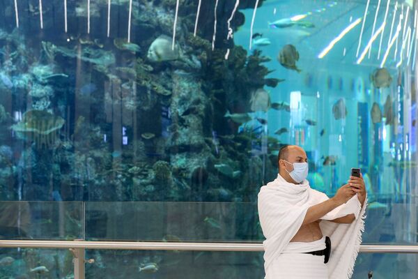 Паломник во врем фотографирования к аквариума в аэропорту в Джидде - Sputnik Қазақстан