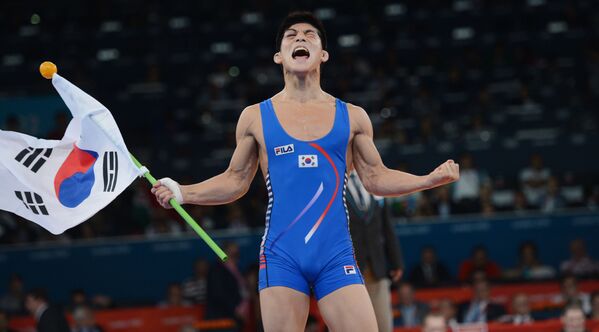 Южнокорейский борец Ким Хен У во время церемонии награждения на XXX Летних Олимпийских играх в Лондоне - Sputnik Қазақстан