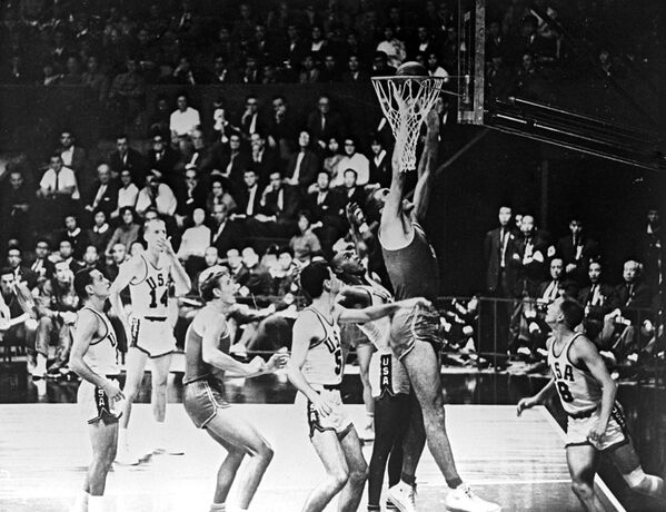 Матч по баскетболу СССР-США на XVIII летних Олимпийских играх в Токио - Sputnik Қазақстан