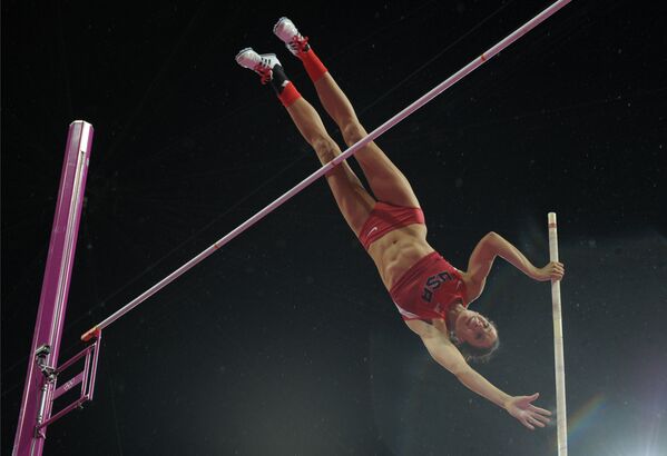 Американка Дженнифер Сур во время финальных соревнований по прыжкам с шестом на XXX летних Олимпийских играх в Лондоне - Sputnik Казахстан