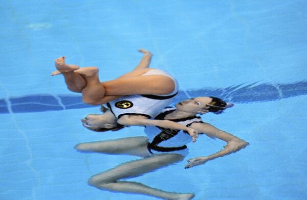 Чемпионки Олимпийских игр 2000 года по синхронному плаванию Ольга Брусникина и Мария Киселева во время выступления в Сиднее  - Sputnik Қазақстан