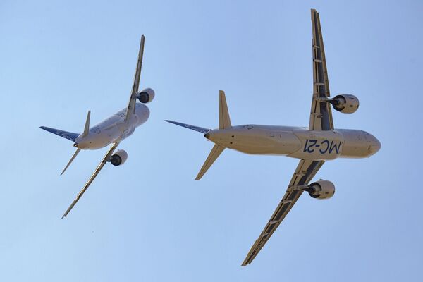 Пассажирские самолеты МС-21-300 и МС-21-310 во время выполнения летной программы на МАКС-2021 - Sputnik Казахстан