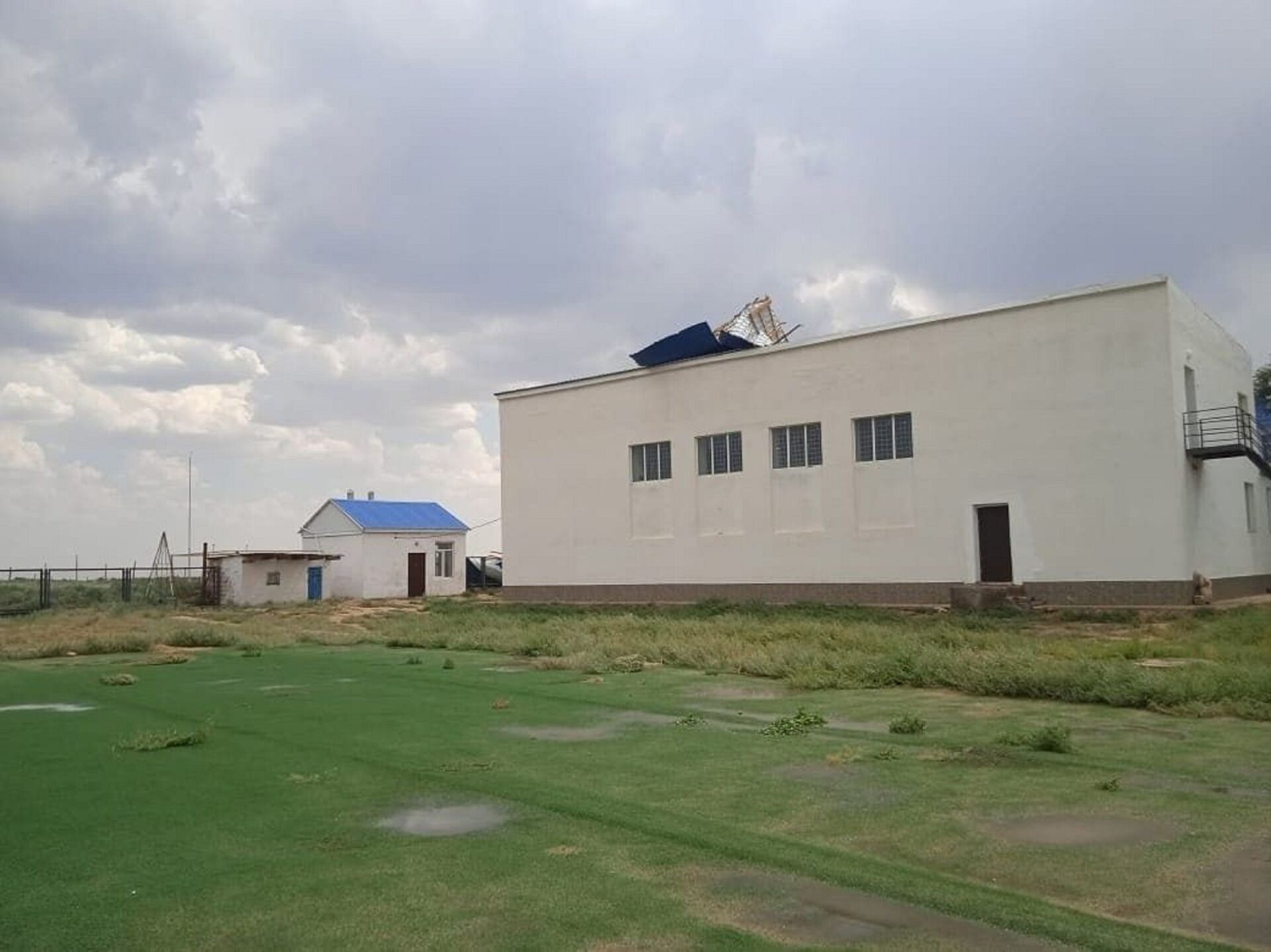 Шквальный ветер сорвал крышу школы в Западном Казахстане - Sputnik Казахстан, 1920, 23.07.2021