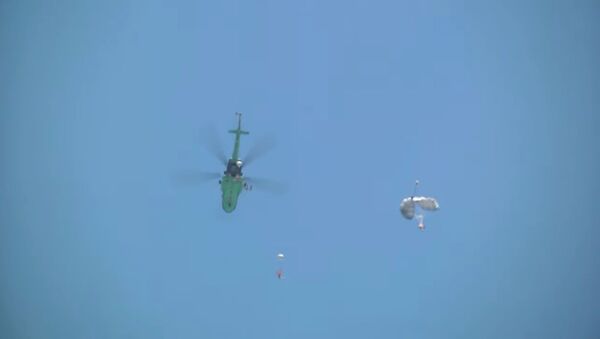 Военнослужащие Десантно-штурмовых войск совершили прыжки на воду - Sputnik Казахстан